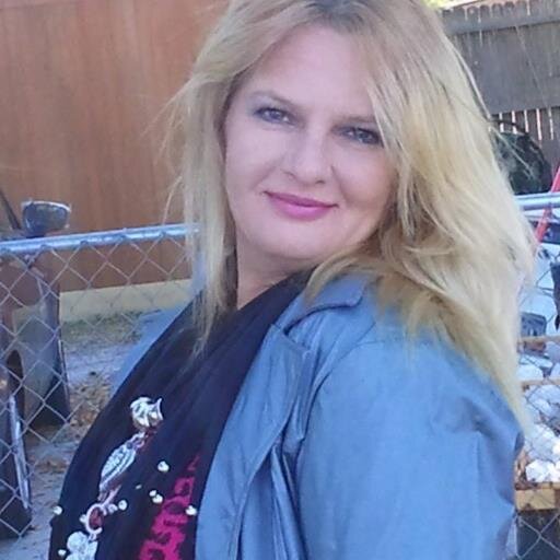 I'm a quiet, laid back countrygirl. I love to read, watch CriminalMinds, meet new ppl...