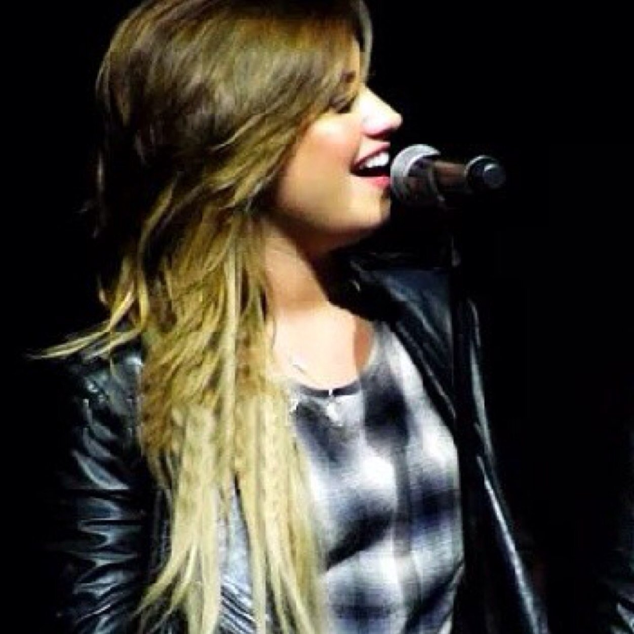 It's amazing what you can hide , just by putting on a smile . @ddlovato is my idol ❤️❤️