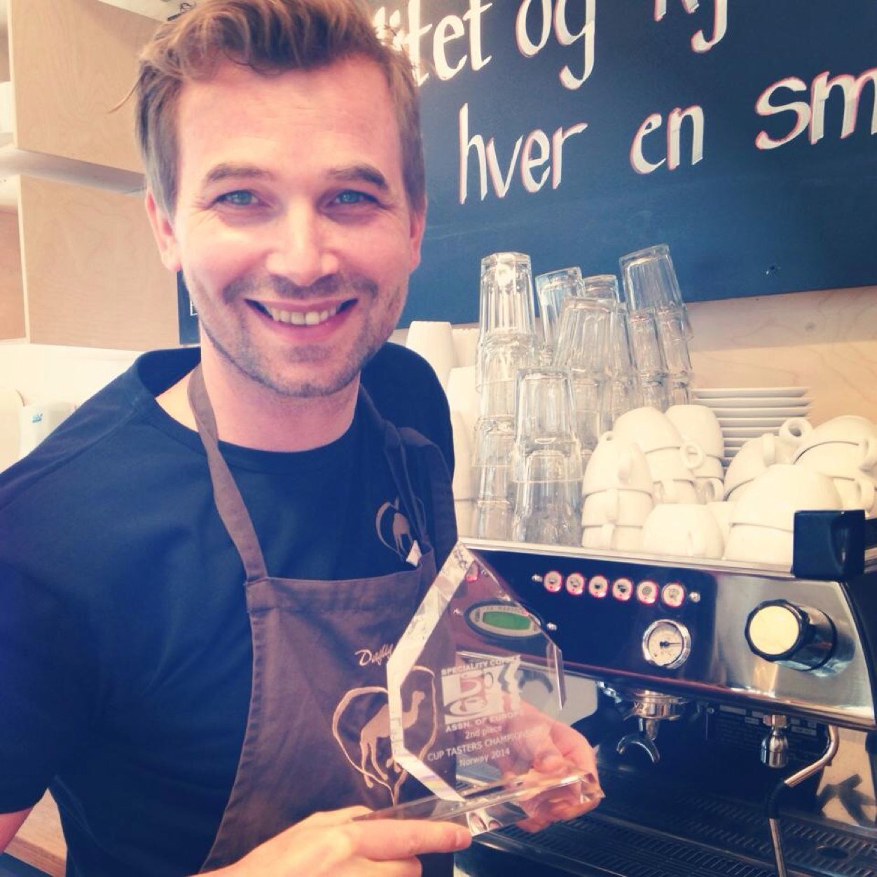 Jobber med god kaffe. Glad i god kaffe. Kake hører også med. Daglig Leder @DromedarKaffe