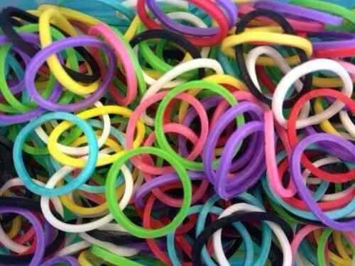 Vendemos pulseras y todo tipo de cosas con gomas de colores.