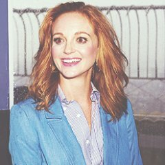 Pelirroja. Orientadora del WMHS. Misofóbica. Los desinfectantes son mis mejores amigos. «I'm pregnant». #SPGleeFakes