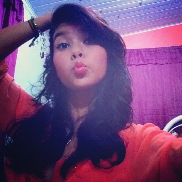 ⇨ Modelo , Atriz , Sexy , Divertida , Linda & também
: Mentirosa ... 
Sigam ? Ganha um Biscoitim :3 ⇦ ☮ ☯ 
( ℳ.ℛ.)