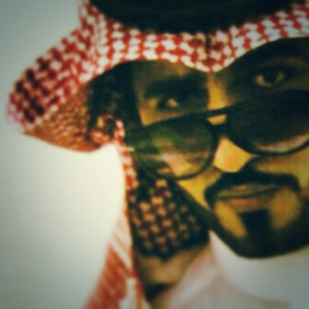 أيُها العَابر ، المغَامر ،
إن مررت مِن طريق صفحتي.
ف خذني ودعَنا نُسافر