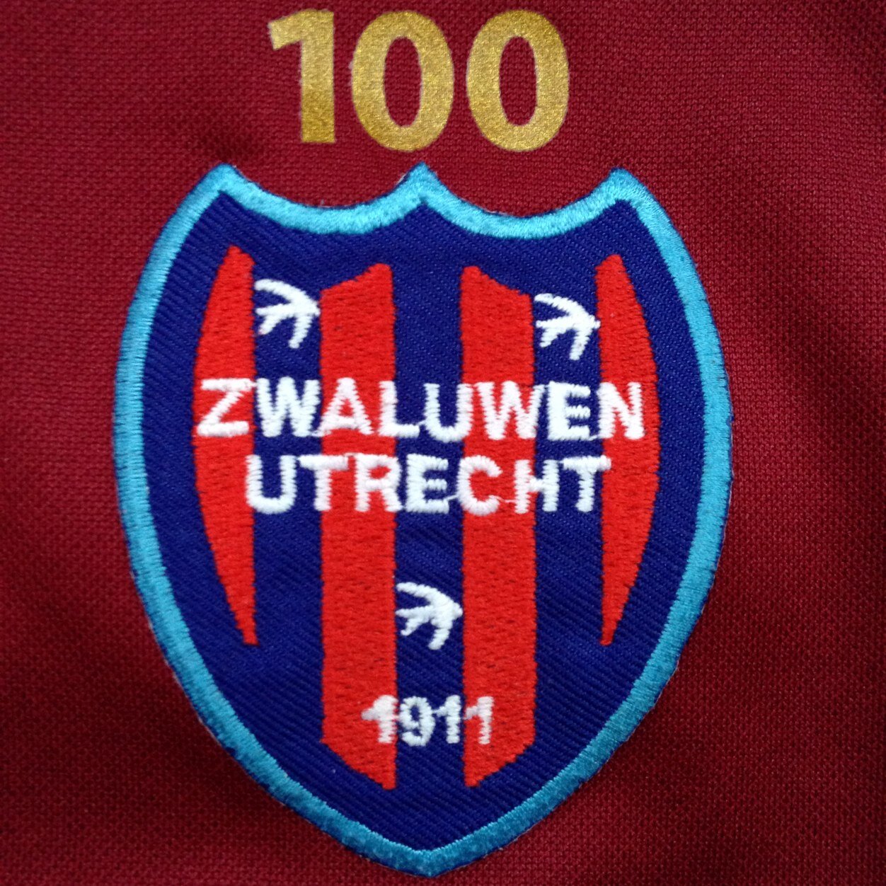 De zaalvoetbalafdeling van Zwaluwen Utrecht 1911, bestaande uit 31 vrouwen-, mannen- en veteranenteams. Voor sportieve zaalvoetballiefhebbers!