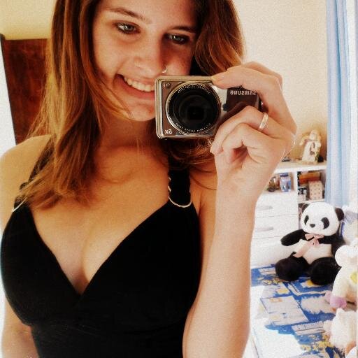 Divertida, Apaixonada, Simpática, Tímida, Colorada, 18 anos, Câncer, Coca-Cola, Doritos, Amigos, Musica, Stela, Jairo'     Add:https://t.co/OyzwrVBWq7