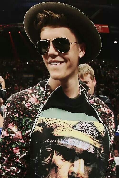I love @justinbieber ♥ I'm #BELIEBER . Always follow back . My friend @JERRYmyHERO