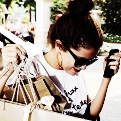 Hello ! I'm Selenator and Arianator. @selenagomez ily x @ArianaGrande is wonderful ♥