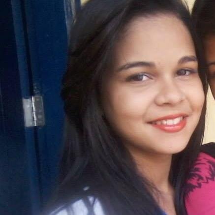 Eu sou assim, ligada na tomada. Sempre querendo encontrar uma razão pra tudo. Dar a cara à tapa! Ser louca, estranha, chata! Eu sou assim!!