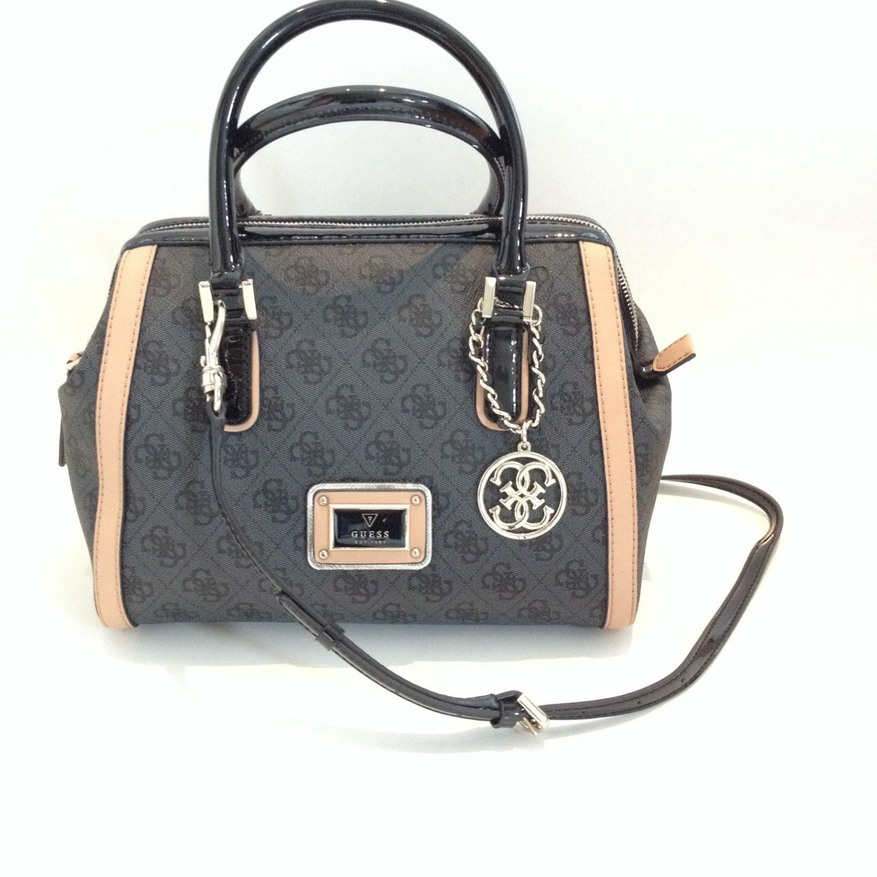 Manoucheca is jouw webshop voor de nieuwste mode accessoires met bekende merken zoals Guess & Michael Kors.