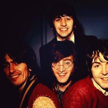 Siento que estoy en otros tiempos al escuchar a The Beatles. Walking every day in Abbey Road.