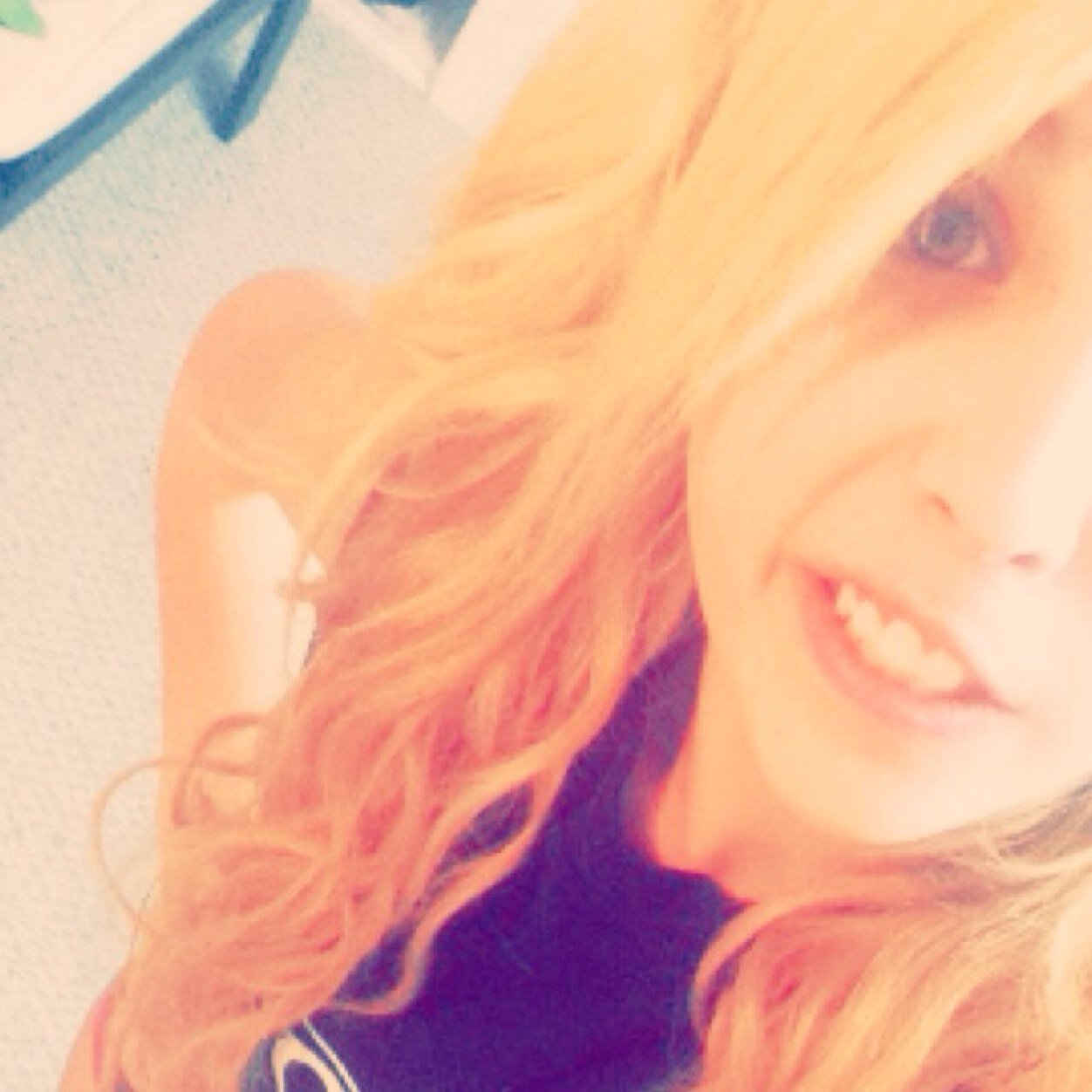 follow mee (: