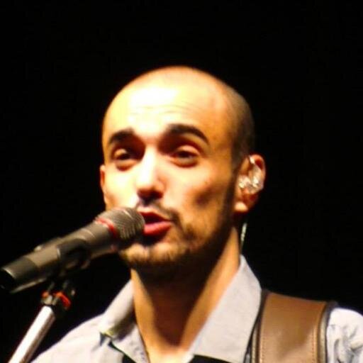 me gusta cantar; tocar la guitarra ,jugar a la play . fútbol y escuchar música  y tocar la batería y andar en skey belieber forever