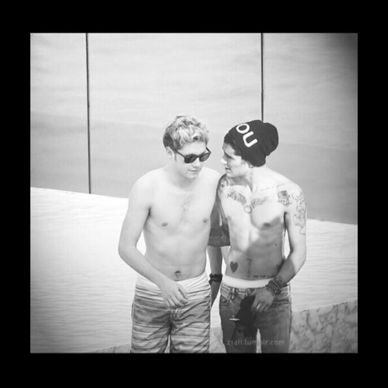 we fans stick together  .. follow this user @mariemariee4