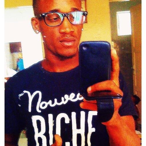 Boudzii de son vrai nom Fernand Junior Depina est un jeune Sénégalais d'origine capverdienne !
Deejay et infographe de profession !! @teamfollowback