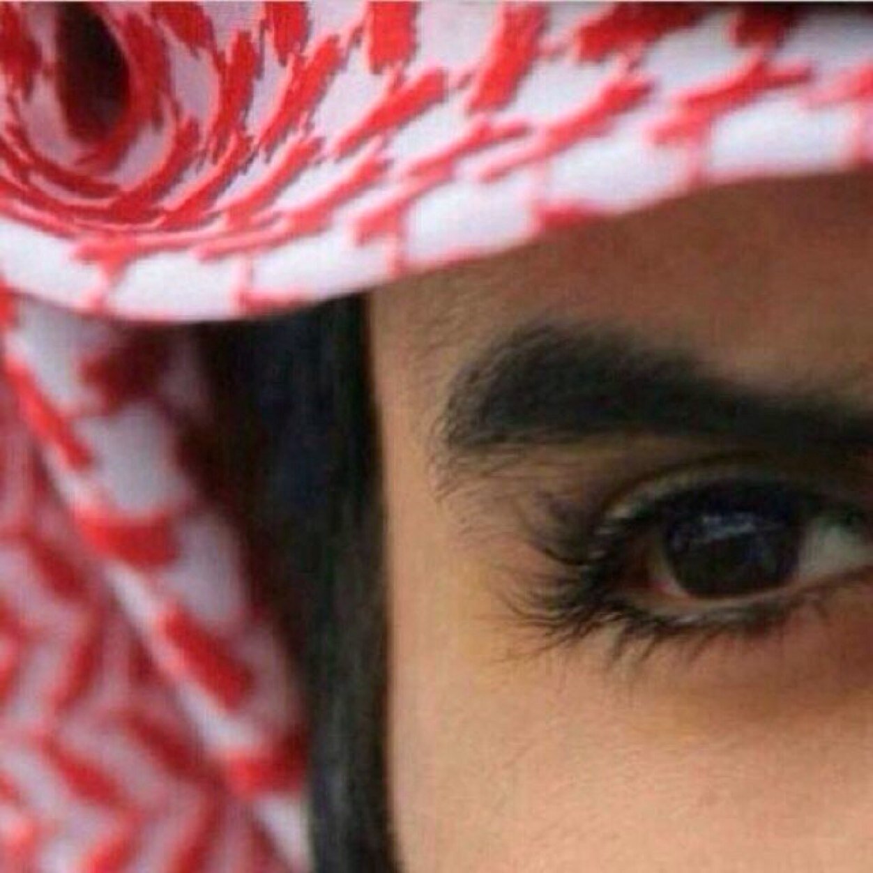 خل الهموم تعيش في ذمة الغيب محدن مـن الايام راح متعافـي . .