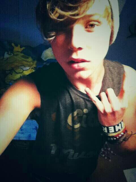 READBIOBABE3840's profile picture. I gave you a free follow so please i beg u follow @plzzdanieljfb she really really wants 2000 followers