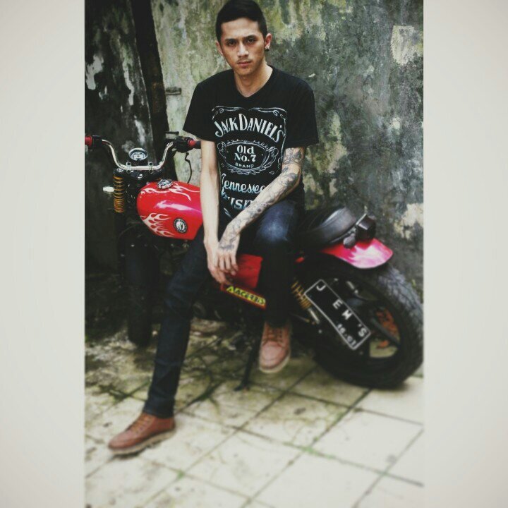 Chief Executive Officer (CEO), 22, Gamer, Tattooed, Culé since 2008, & Forever Alone. -- Steam ID: Catharsis-976 \m/