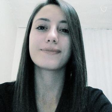 Periodista. Escritora. Mujer progresista. Judia. Sangre gringa. Soltera. La ironia es mi arma. Glotona.