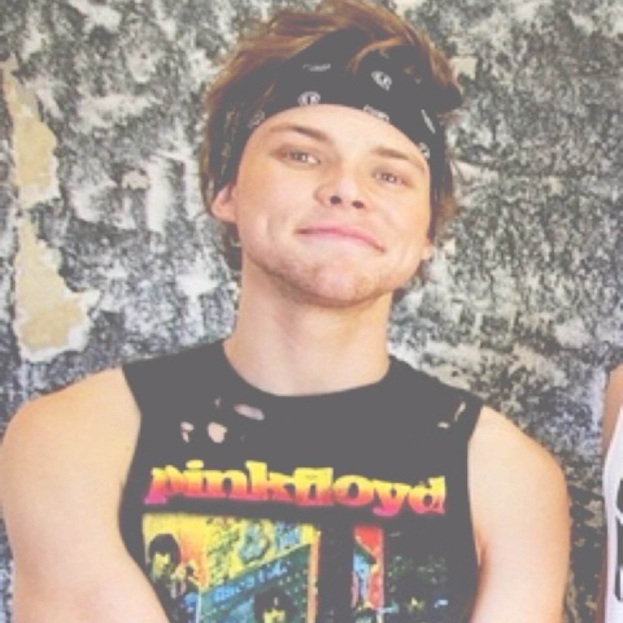 i gave you a free follow so go follow @ashtonirwilly fankya