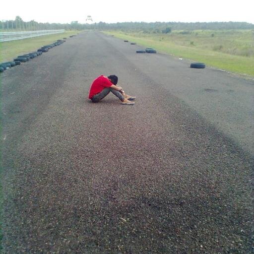 aqu apa adanya ,
jika kmu mencri yang sempurna . .
pergi saja,krna bkan aqu orng ny