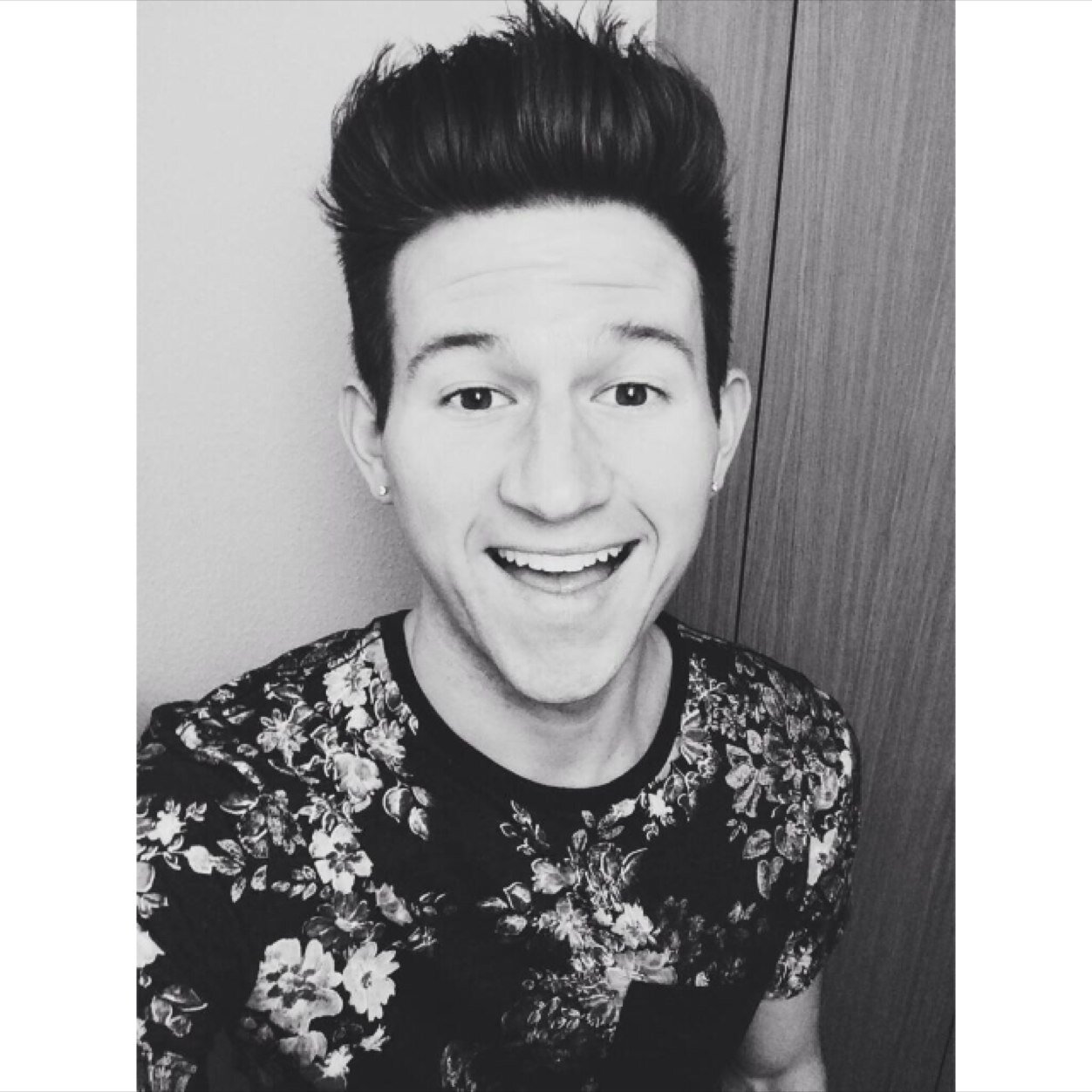 1/6 of O2L | Youtuber | Friend