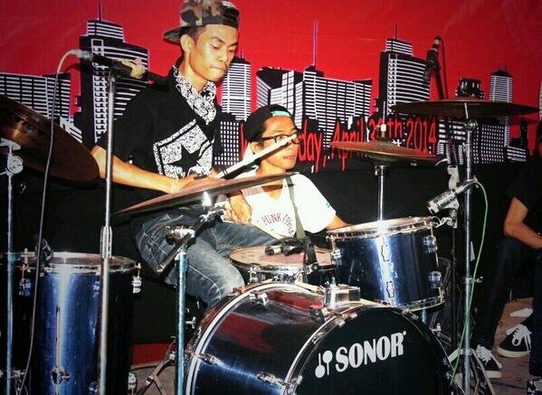 Song writter | •Jesus Crist• | drummer@360skatepunx | supported by@likentroops & @bandescrew™ | belajar dari sebuah kegagalan | http://t.co/Yqs0266lAN