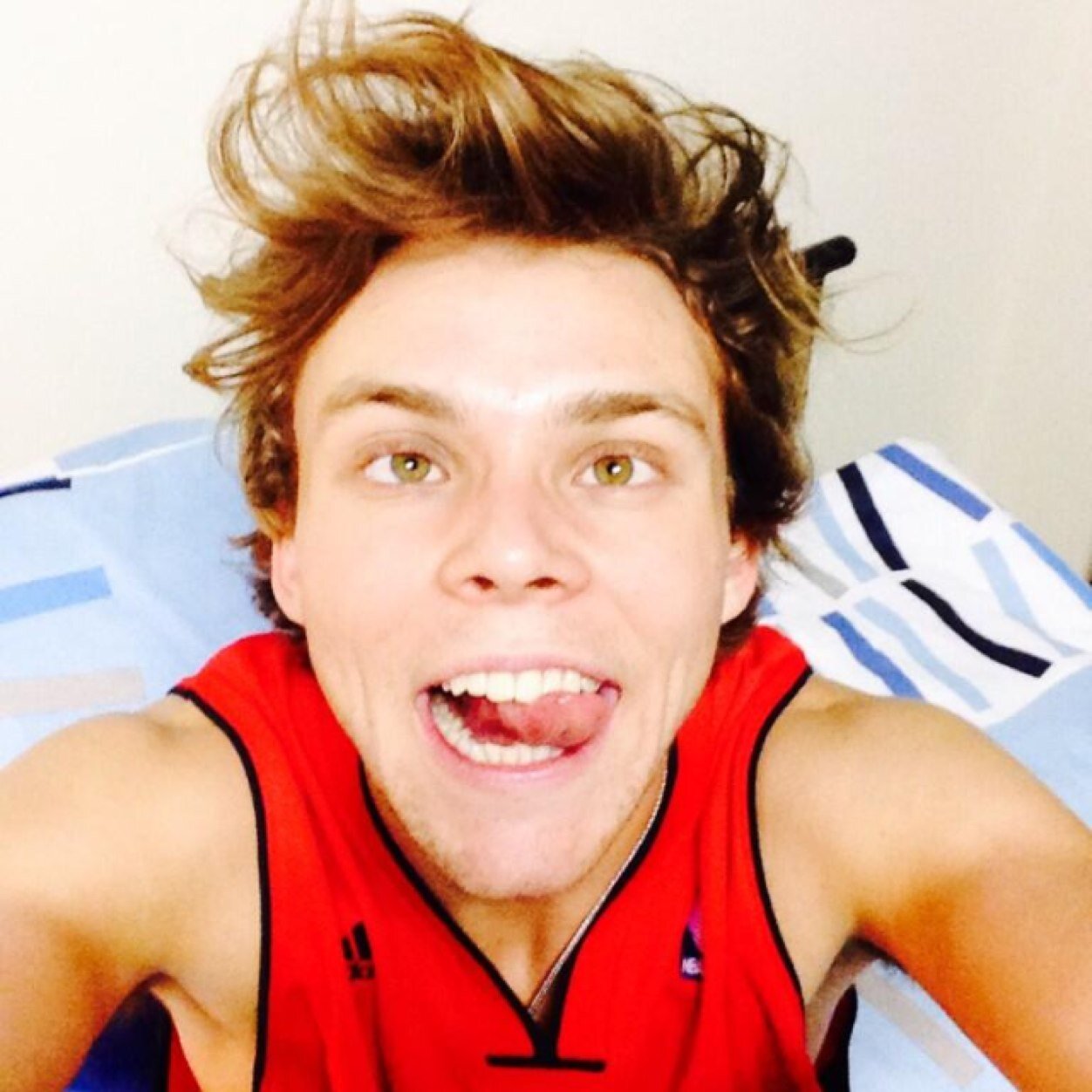 #5sosfam pleaseee follow my other account @chashtonirwin ❤ ily xxx