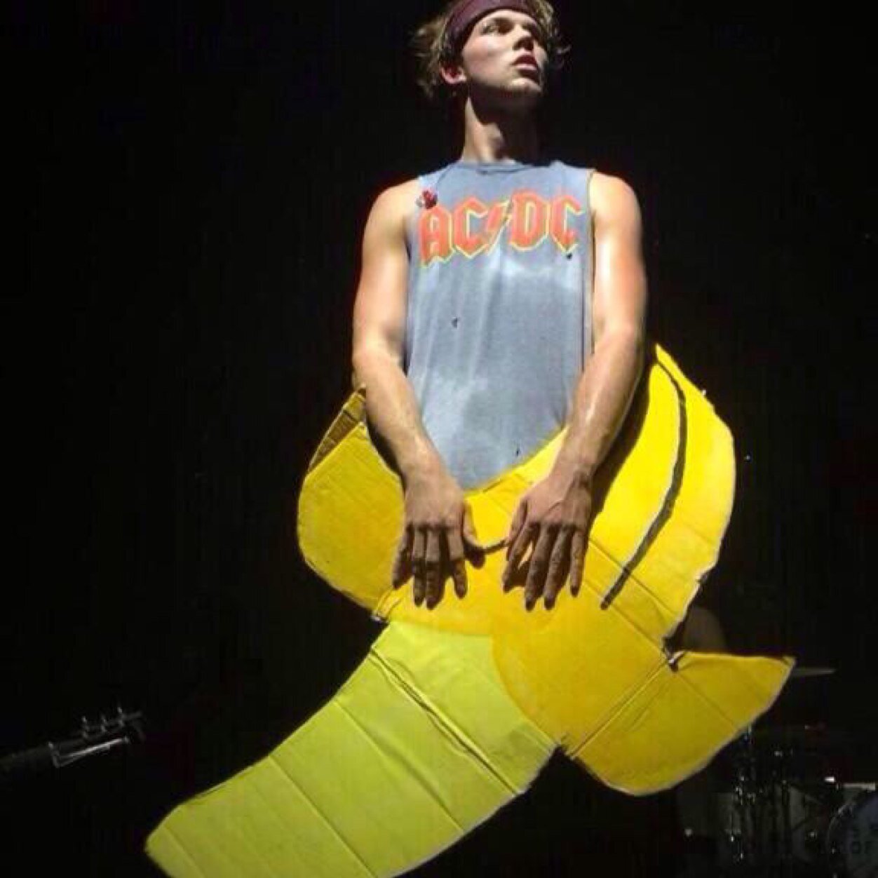 ☪•hi could you please follow @5sosfamupdaters it would mean a lot if you already follow me there, ask for a follow back • ☪