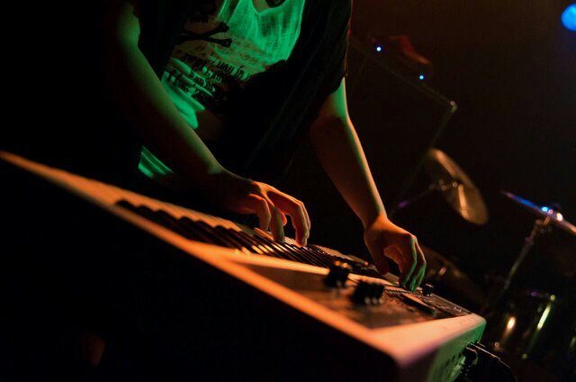 shakie moohn(オリジナルバンド)で鍵盤担当です。他、poison siroop(毒汁)で、コピーバンドやってます(現在毒汁は活動お休み中)。時々コピーバンドで鍵盤や歌、コーラスなどの活動もおこなっています。