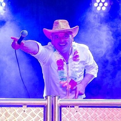 DJ-Arno is een allround discjockey die al jaren weet dat een goede DJ meer is als alleen een plaatje draaien. Voor een 100% feestgarantie DJ Arno.