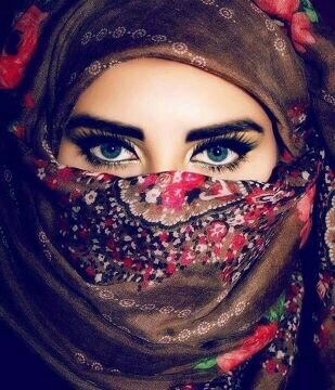 في قَلبي قَصيدةٌ صَيفيّةٌ يَحرسُها رَجلٌ نَحِيل لهُ رَائحةُ المطَر ولَذةُ السُّكر