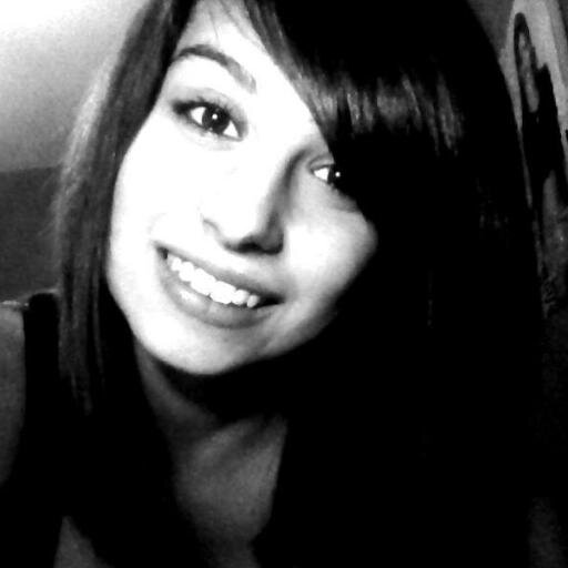 c'est ma p'tite cousine que j'adore ac mes lunettes ;)...j'ai atein les 500 followers alors que j'ai rien fait !! merci les gens ;)