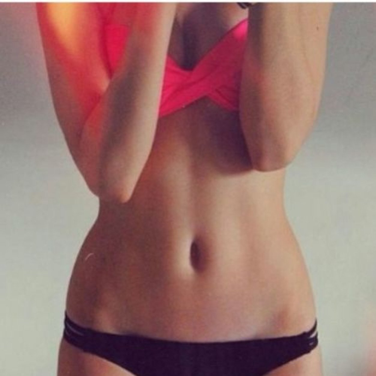 Charlène | 18 ans | 50kg | Objectif : ventre plat, cuisse fine.