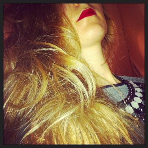 Dans la région parisienne depuis  3 ans , prof de maths , fan de mode et de cosmétique, cuisinière en herbe, un brin geek et testeuse invétérée.
