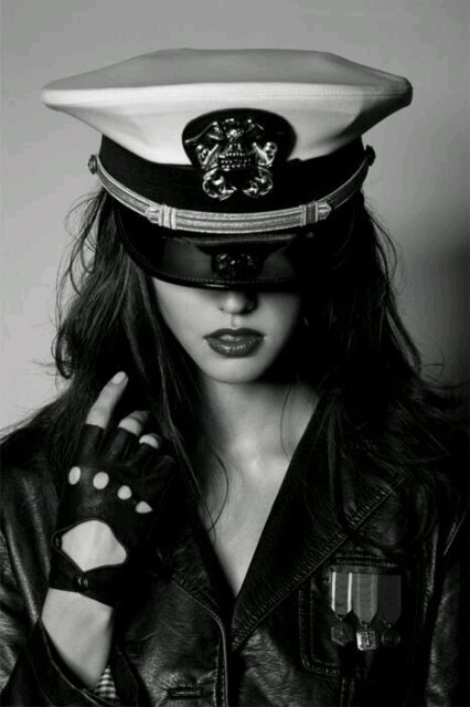 تعال ي اخر الليل. . .          احكيلك عن شخص. . . .  ماخذ كل. . .   تفكيري ..... . .H ♥