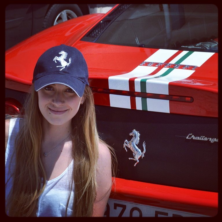 Soy Carolina Herrán, amante de los coches deportivos, sobre todo la marca Ferrari. Me podéis encontrar en mi blog: http://t.co/loMxXfLQvY