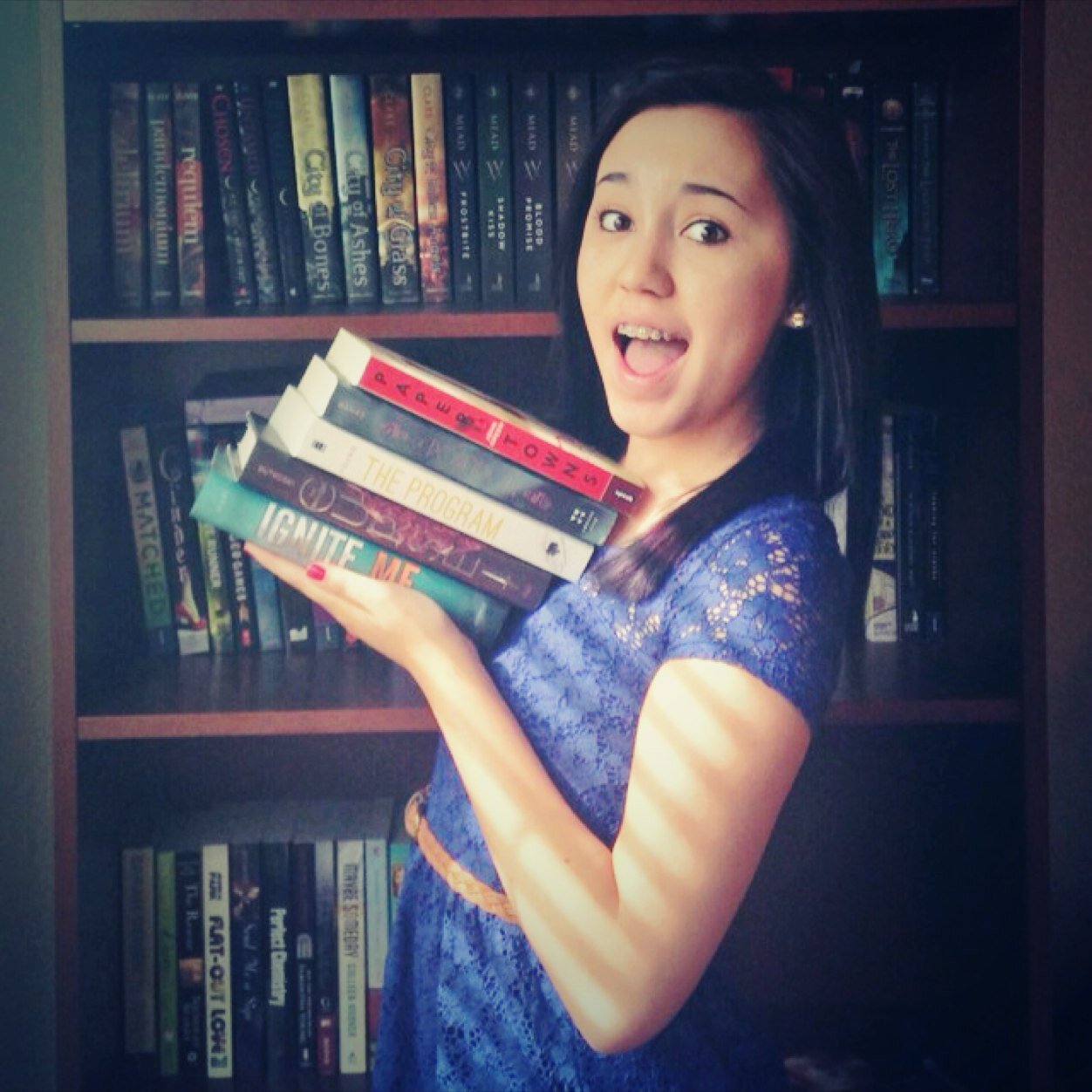 Just a fellow bookworm. Check out my blog for new updates, book reviews, giveaways, and so much more! Follow my personal twitter: @eileen_sowell ❤️