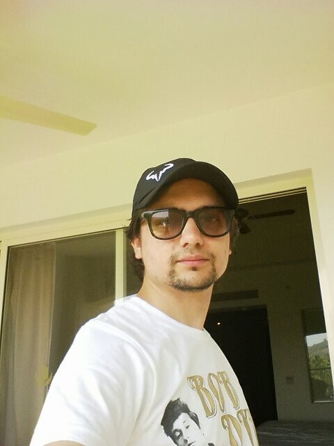Gadget freek. Beer drinker. Supply Chain Analyst. Beach lover.