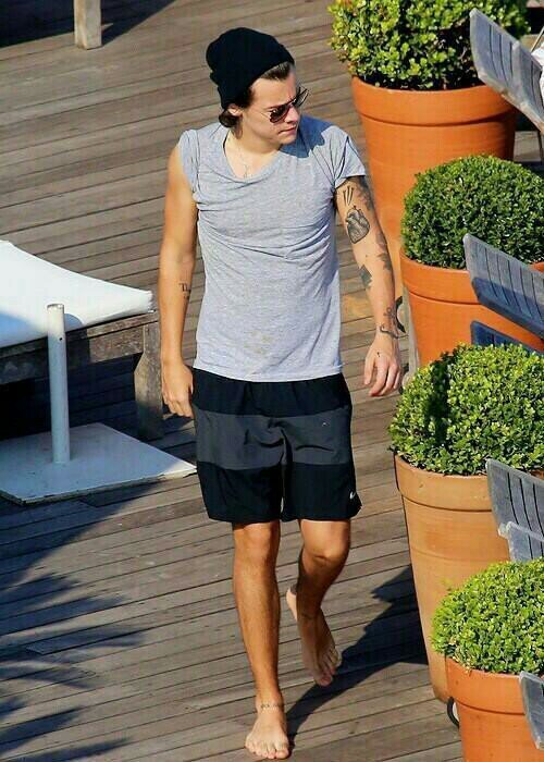Roses are red, violets are blue, Louis thrusts into Harry. You thought this was gonna be romantic but hA