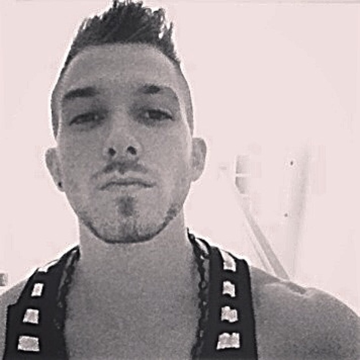 BenjiiGonzales's profile picture. Pirates n'a jamais mal au coeur sur ocean de billets. Snapchat : benjamin77580