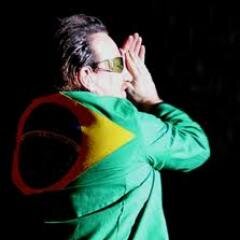 Programa que traz músicas, curiosidades, etc.. sobre o U2...toda sexta, às 22h  no link abaixo: http://t.co/WfGWcCTTz1