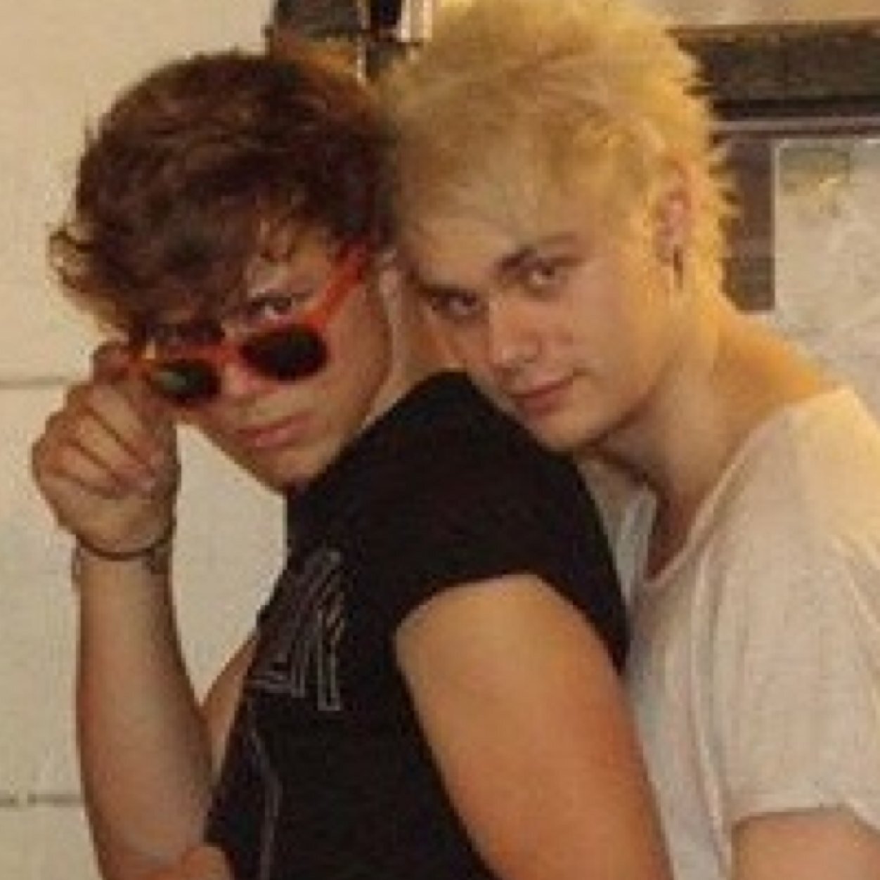 yo follow @5soscantspell because its true