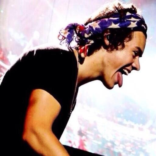 FOLLOW ME ON @TOMLINSONHEROSP ASK FOR A FOLLOW.
