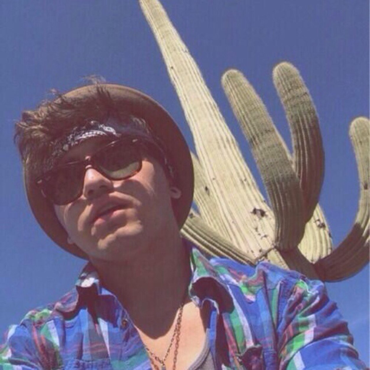 Clouds,Youtube, Friends Are Life. Da Baes: Jen, Jake, Sam, Connor, Ricky, Trevor, Anthony,Stormi. 1/6 of O2L.        
http://t.co/LwuqqNQAbo