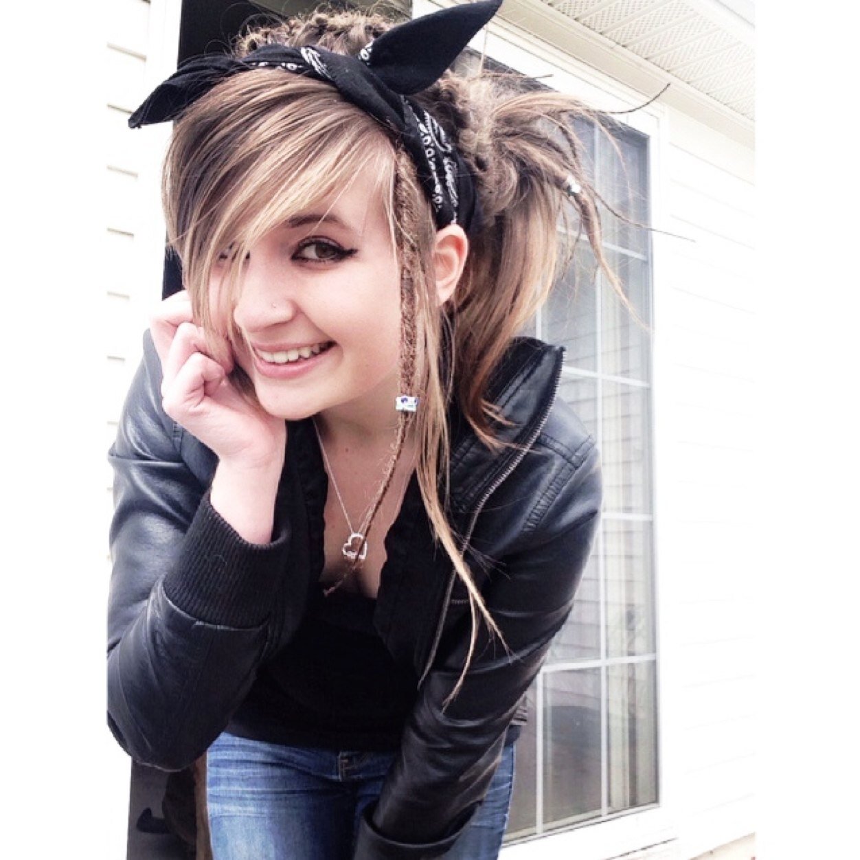 KenziieePumpkin's profile picture. Im 18.
I follow back (: 
I have a fiance, been together for over 2 years 12/10/113 
Love every kind of music except country.
