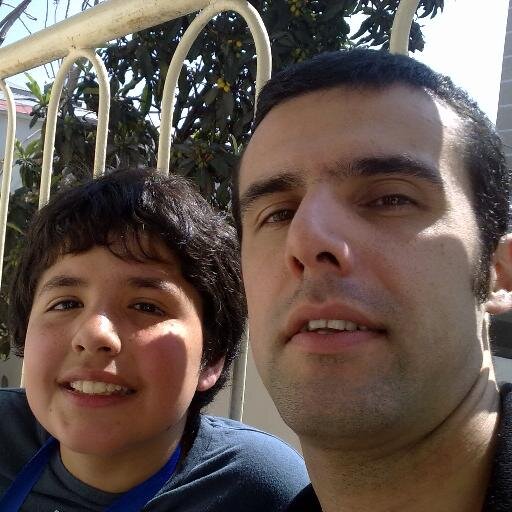 Licenciado en Comunicacion Social, lector, guitarrista, fotografo, analista, amante del Rock, la comida árabe y la psicodelia artística.