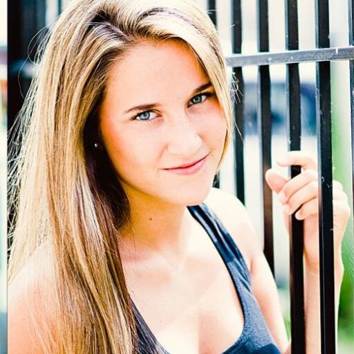 Estudante do 2º ano, nadadora, ouvinte do Os Paralamas do Sucesso, torcedora do Santos, SESI e Sollys, Telespectadora de filmes e seriados.