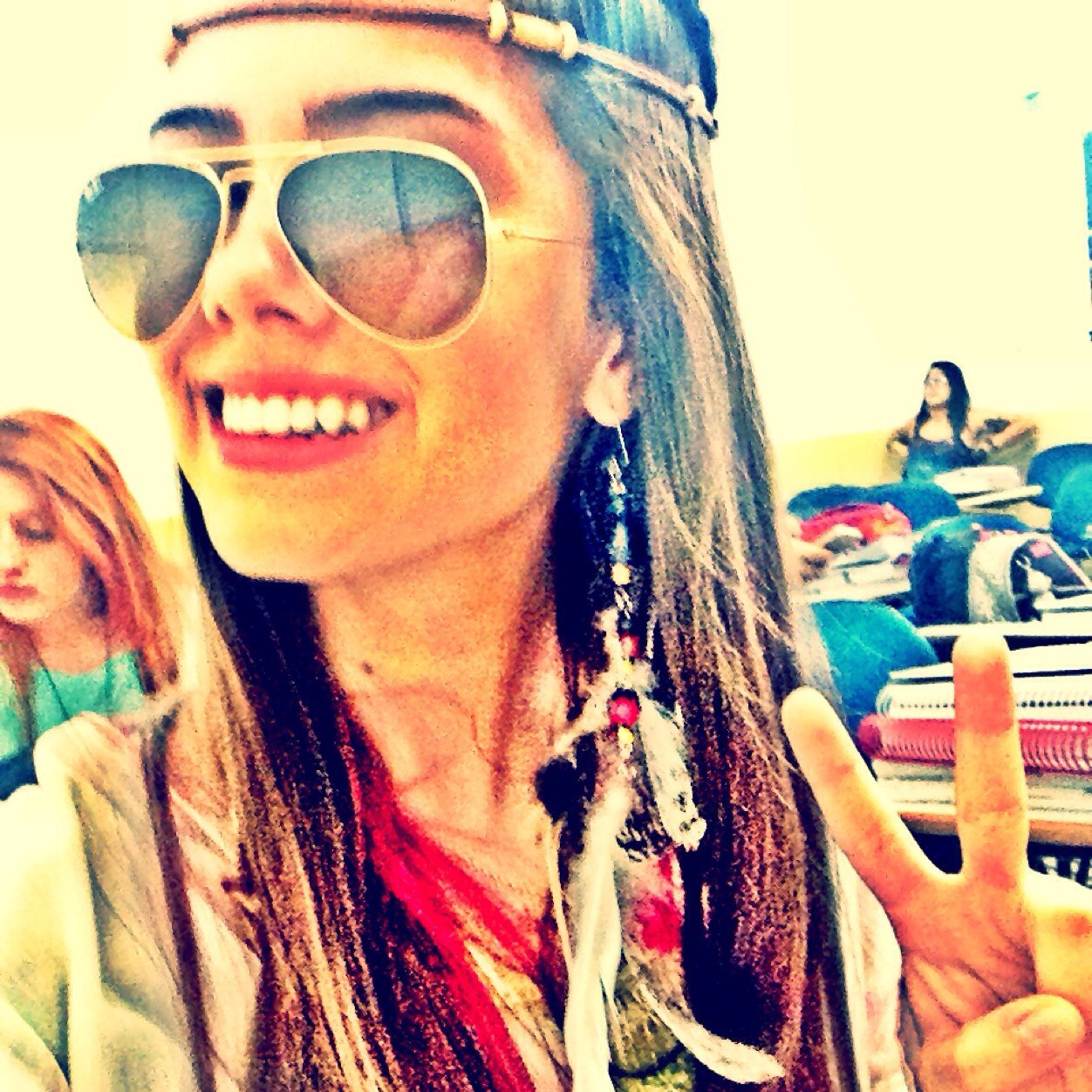 Sorria! sorrir abre caminhos; Desarma os mal-hυmorados; Contamina! mas sorria com a alma, não apenas com os lábios ;)