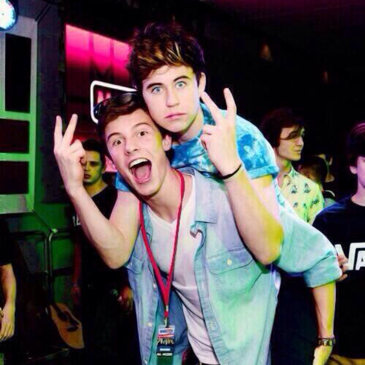 FOLLOW @effhoran AND GET HER TO 5K SHE GAVE YOU THIS FOLLOW