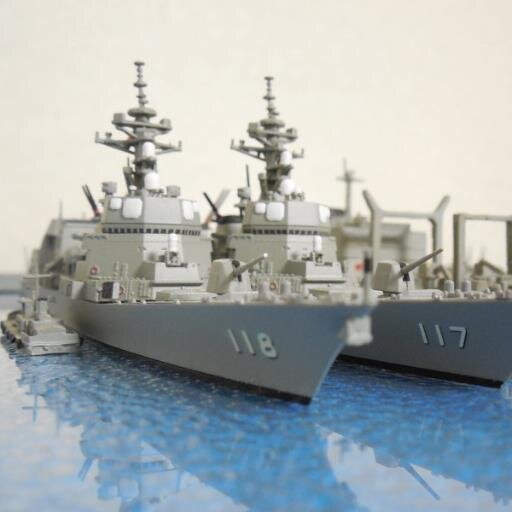 艦船模型ブログ「1/700自衛艦隊日誌」からのツイートです。気まぐれにリアル画像の再現やこうなったらいいな~的な画像をＵＰします。
現用艦ばかり造るのは艦長経験のある親父の影響。なので外国艦、架空艦は無し。
横須賀出身。
呉、舞鶴、大湊、余市の官舎居住経験あり。